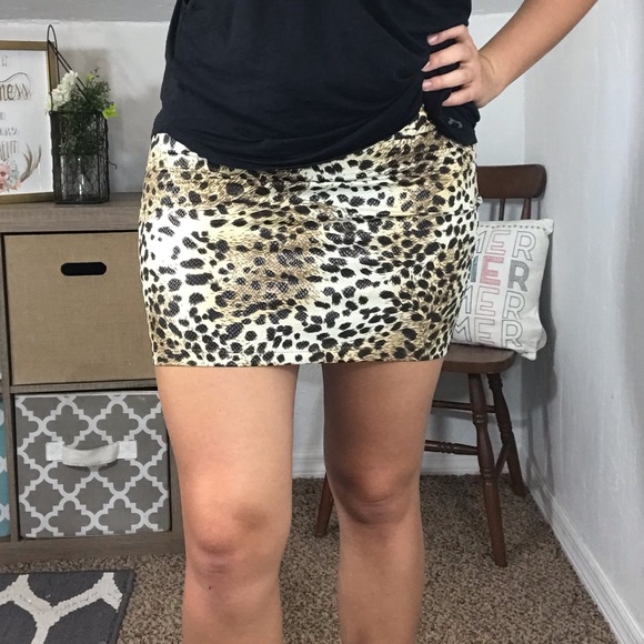 << Leopard Bodycon Stretchy Mini Skirt >> - Picture 2 of 5